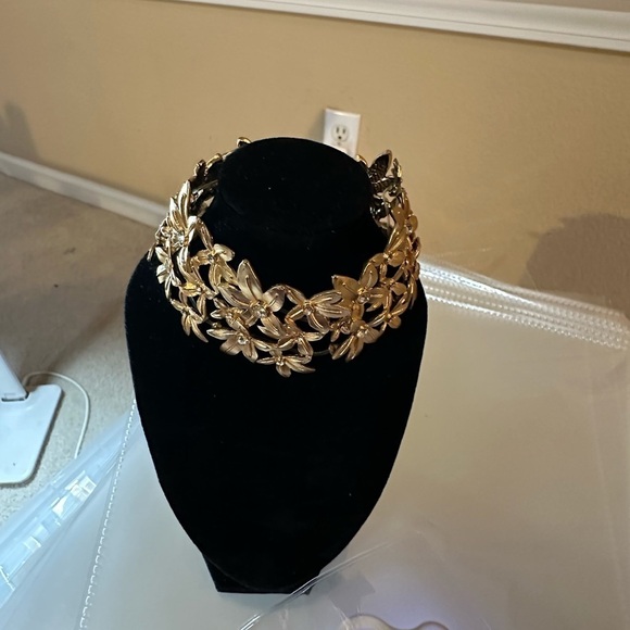 Faux brush gold and crystal matching floral bracelet and ring set - Picture 5 of 6